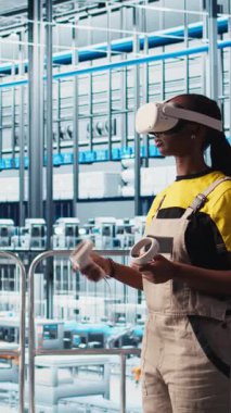 Dikey video Photovoltaics akıllı fabrika teknisyeni VR kulaklık kullanarak hasarlı IOT sensörlerini tamir ediyor. Sanal gerçeklik kullanan 4.0 güneş paneli mühendisi hata bulur ve çalışma süresini kısaltır.