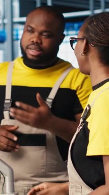 Akıllı fabrikadaki dikey video sistemi yöneticileri veri toplayıp analiz ediyorlar. İş arkadaşları beyin fırtınası yapıyor, gelişmiş sensörlerle donatılmış endüstriyel fabrikada izleme yazılımı kullanıyorlar, kamera A