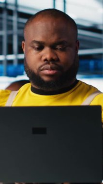 Dikey video akıllı fabrika profesyonel uygulamaları otomatik iş akışları ve kontrol sistemleri dizüstü bilgisayar ve manüel işlemler kullanır. Adam sensörleri dizüstü bilgisayarla üretime entegre ediyor.