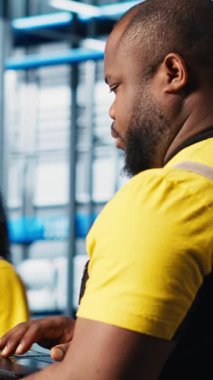 Dikey video Photovoltaics akıllı fabrika teknisyeni hasar görmüş IOT sensörlerini dizüstü bilgisayar yazılımıyla tamir ediyor. Endüstri 4.0 güneş panelleri, dizüstü bilgisayarı kullanarak bitki uzmanı hata bulun ve çalışma süresini azaltın, kamera A