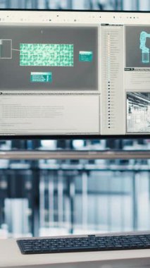 Gelişmiş sensörlerle donatılmış 4.0 endüstriyel santralde görüntülenen dikey video izleme yazılımı. Akıllı fabrikada gösterilen program veri toplama ve analiz etme, yükseltme görüntüsü