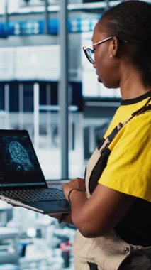 Akıllı fabrikadaki dikey video mühendisi bilgisayardan veri toplamak için artırılmış gerçekliği kullanıyor. Sektör 4.0 endüstriyel santralde yapay zeka teknolojisi ve kamera kullanan sensörlerle donatılmış profesyonel bir platform.