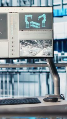 Sektör 4.0 izleme sistemini çalıştıran otomatik fotovoltaik fabrikasındaki dikey video monitörü IoT sensör verilerini analiz ediyor. Akıllı güneş paneli üretimi için öngörü kullanımı tamamlandı