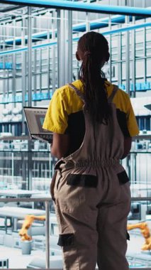 Akıllı fabrikada çalışan dikey video mühendisliği ekibi veri toplayıp analiz ediyor. Gelişmiş sensörlerle donatılmış 4.0 sanayi tesisinde izleme yazılımı kullanan takım arkadaşları.