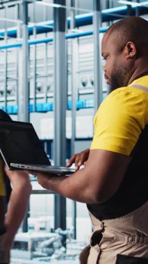 Dikey video Photovoltaics akıllı fabrika uzmanı CAD programı için üretim hatları tasarlıyor. Sanayi 4.0 güneş panelleri fabrika teknisyeni kat planlarını optimize etmek için yazılım kullanıyor