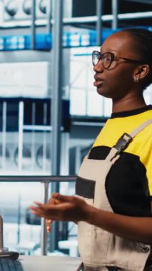 Dikey video endüstrisi 4.0 güneş panelleri iş arkadaşları beyin fırtınası yaparak güneş enerjisi sistemleri prototipleri geliştiriyor. Photovoltaics akıllı fabrika araştırma takım arkadaşları yeni PV hakkında konuşuyor