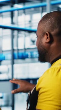 Dikey video ekibi zeki fabrika meslektaşları beyin fırtınası yapıyor, otomasyon ekipmanları programlıyor. Sanayi 4.0 fabrika çalışanları CAD yazılımı kullanarak robotik makineler tasarlamak için birlikte çalışıyorlar