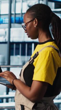 Sanayi 4.0 'daki dikey video mühendisleri artırılmış gerçeklik kullanarak otomatik makineleri kontrol ediyorlar. Akıllı fabrika teknisyeni yapay zeka kullanarak robotik silah ve taşıma bantları yönetiyor.