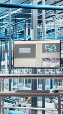 Sektör 4.0 izleme sistemini çalıştıran otomatik fotovoltaik fabrikasındaki dikey video monitörü IoT sensör verilerini analiz ediyor. Akıllı güneş paneli üretimi için öngörü kullanımı tamamlandı