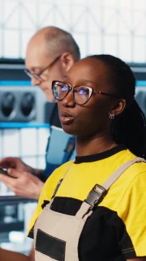 Fotovoltaik akıllı fabrikadaki dikey video mühendisliği ekibi hasar görmüş IOT sensörlerini teşhis etmek için işbirliği yapıyor. Endüstri 4.0 güneş panelleri tesis personeli birlikte çalışarak kesintileri azaltmak için çalışıyor, kamera A