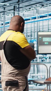 Dikey video Smart fotovoltaics fabrika personeli sistem performans ölçümlerine bakarak beyin fırtınası yapıyor. Güneş panelleri, IoT sensörleri aracılığıyla enerji üretimini tartışıyor, takip ediyor
