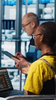 Dikey video mühendisleri, sistem performansına bakarak akıllı fotovoltaik fabrikasını denetleyen müdürle konuşuyor. İşçiler güneş panellerinden geri bildirim alıyorlar. Fabrika denetleyicisi, enerjiyi takip ediyor.