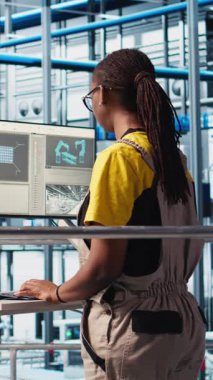 Fotovoltaik 'teki mutlu mühendisin dikey video portresi verileri analiz eden, sistem ölçümlerini gözden geçiren akıllı fabrika. Endüstrideki neşeli kadın 4.0 güneş paneli yenilenebilir enerji üreten bitki, kamera