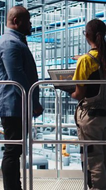 Akıllı fabrika yatırımcılarıyla toplanan dikey video mühendisleri toplanan verilere dayanarak içgörülerini gösteriyorlar. Endüstriyel fabrika hissedarı ile görüşen uzmanlar, sensörler tarafından toplanan ölçümleri sunuyorlar.