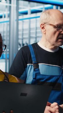 Dikey video akıllı fabrika ekip lideri ve meslektaşları otomatik iş akışlarını ve kontrol sistemlerini uygulayarak manüel işlemleri bilgisayara geçiriyorlar. İş arkadaşları sensörleri taşıyıcı bantlara entegre ediyor, kamera A