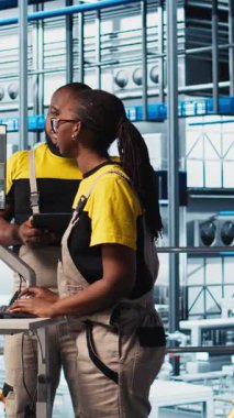 Dikey video Photovoltaics akıllı fabrika yaşlı takım lideri hasar gören IOT sensörlerini teşhis eden işçilerle konuşuyor. Sanayi 4.0 güneş panelleri kıdemli mühendis ve çalışanları çalışma süresini azaltmak için çalışıyor