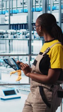 Dikey video akıllı fabrika mühendisi yapay zeka teknolojisi kullanarak otomatik iş akışları gerçekleştiriyor, elle işlemleri bilgisayarlaştırıyor. Kadın sensörleri yapay zeka teknolojisiyle üretime entegre ediyor.