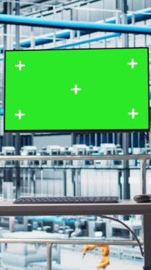 Sektör 4.0 akıllı fabrika ekipmanları için analitik gösterge panelini gösteren dikey video ekranı. Endüstriyel fabrika modelleme görüntüleme robotik silah performansı ve ölçümleri