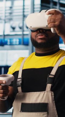 Dikey video akıllı fabrika uzmanı otomatik sistemleri test etmek ve güvenilirliği sağlamak için VR kulaklık kullanıyor. İşçi sanal gerçeklik teknolojisi algılayıcı verilerine dayanarak darboğazları tanımlamak ve ekipmanları optimize etmek için