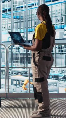 Dikey video Photovoltaics akıllı fabrika mühendisi yapay zekayı kullanarak yeni PV materyalleri keşfediyor. Sanayi 4.0 güneş panelleri bitki uzmanı yeşil enerji sistemleri geliştirmek için Ai kullanıyor