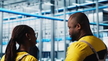 Endüstri 4.0 endüstriyel mühendislik ekibi tablet kullanarak otomatikleştirilmiş makineleri kontrol ediyor ve iş akışının devamlılığını sağlıyor. Takım çalışması akıllı fabrika arkadaşları robot kollar ve kamera A 'yı yönetir.