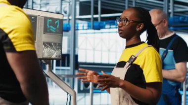 Endüstri 4.0 endüstriyel santraldeki mühendislik ekibi, monitöre bakarak makineleri kurmak için işbirliği yapıyor. Takım çalışması zeki fabrika meslektaşları IoT sensörlerini ayarlamak için beyin fırtınası yapıyorlar.