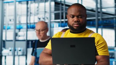 Akıllı fabrika profesyoneli otomatik iş akışlarını ve kontrol sistemlerini dizüstü bilgisayarla çalışır, manüel işlemleri bilgisayara geçirir. Adam sensörleri dizüstü bilgisayar, kamera A kullanarak üretime entegre ediyor.