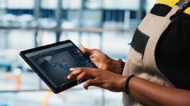 Fotovoltaik akıllı fabrika uzmanı CAD yazılımında üretim hatları tasarlamak için tablet kullanır. Sanayi 4.0 güneş panelleri fabrika çalışanı, zemin yerleşimlerini ve kamera A 'yı optimize etmek için aygıt kullanıyor.