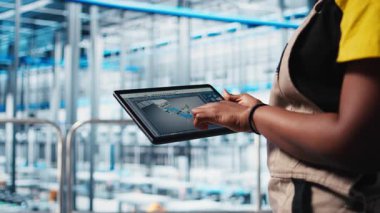 Fotovoltaik akıllı fabrika uzmanı CAD yazılımında üretim hatları tasarlamak için tablet kullanır. Sanayi 4.0 güneş panelleri fabrika çalışanı, zemin yerleşimlerini ve kamera A 'yı optimize etmek için aygıt kullanıyor.