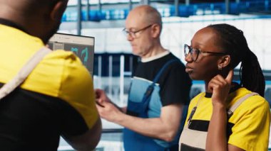 Fotovoltaik 'teki mühendis akıllı fabrika çalışanı ile konuşuyor, arızalı IoT sensörlerini teşhis ediyor. Endüstri 4.0 güneş panelleri, çalışma saatlerini azaltmak için beyin fırtınası yapan meslektaşları, kamera A 'yı,