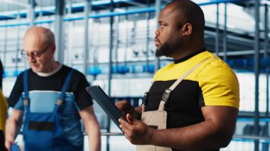 Sanayi 4.0 fotovoltaik fabrikası yönetimi, güneş enerjisi üretimini maksimuma çıkarmak için dijital cihaz uygulaması kullanıyor. Güneş panellerini kontrol eden bir uzman akıllı fabrika makineleri, kamera A