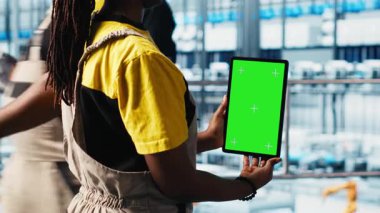 Robot teknisyeni, akıllı fabrika kalibre sensörlerinde krom anahtar cihazı kullanıyor. Kapatın. Makine yüklemek için sanayi 4.0 sanayi fabrikasında izole ekran tableti kullanan mühendis