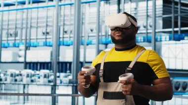 Akıllı fabrika mühendisi, robotik silah ve taşıma bantlarını denetlemek için VR kulaklık kullanıyor. Sanayi 4.0 bitki teknisyeni sanal gerçeklik kullanarak sistem performansını gözlemliyor, kamera A