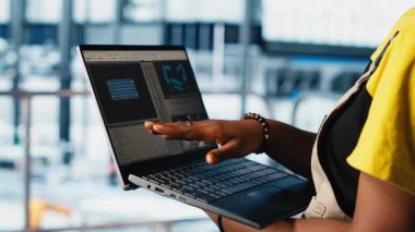 Güneş panelleri, dizüstü bilgisayardaki IoT sensörlerinden enerji üretimini takip eden fabrika işçisi. Akıllı fotovoltaik fabrikasındaki mühendis dizüstü bilgisayar ve kamera performans ölçümlerine bakıyor.