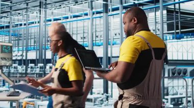 Photovoltaics akıllı fabrika uzmanı CAD programı için üretim hatları tasarlıyor. Endüstri 4.0 güneş panelleri fabrika teknisyeni, kat yerleşimlerini optimize etmek için yazılım kullanıyor, kamera A