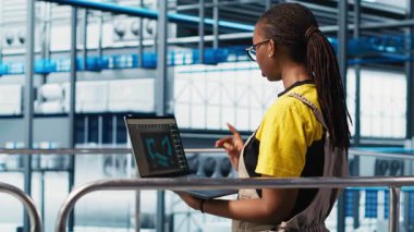 Akıllı fabrikada çalışan mühendisler veri toplayıp analiz ediyorlar. Endüstride takip yazılımı kullanan teknisyenler gelişmiş sensörlerle donatılmış 4.0 endüstriyel fabrika, kamera A