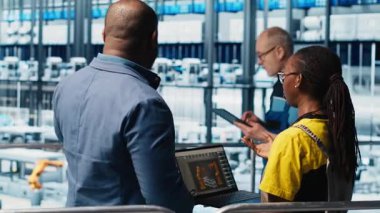 Mühendisler, sistem performansına bakarak akıllı fotovoltaik fabrikasını denetleyen yöneticilerle konuşuyor. İşçiler güneş panellerinden geri bildirim alıyorlar fabrika denetçisi, enerji üretimini takip eden, kamera A