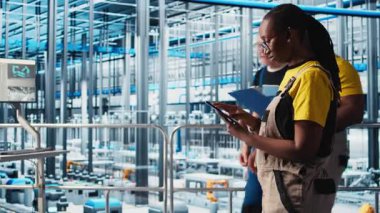 Akıllı fabrika mühendisi otomatik iş akışlarını ve kontrol sistemlerini uyguluyor manüel işlemleri bilgisayarlı süreçlerle değiştiriyor. Teknisyen sensörleri üretim hatlarına entegre ediyor, kamera A