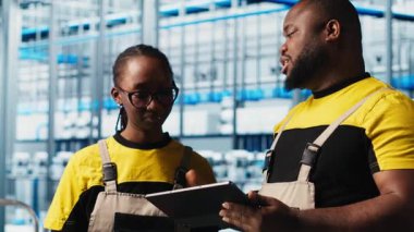 Akıllı fabrika mühendislik ekibi güvenilirliğini sağlamak için otomatik sistemleri test ediyor. Endüstri 4.0 sanayi işçileri darboğazları tespit etti ve veriye ve kamera A 'ya göre ekipmanları optimize etti