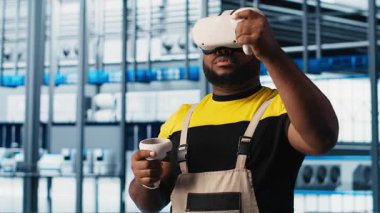 Otomatik sistemleri test etmek ve güvenilirliği sağlamak için VR kulaklık kullanan akıllı bir fabrika uzmanı. İşçi sanal gerçeklik teknolojisi, algılayıcı verileri ve kamera A 'ya dayanarak dar geçitleri belirlemek ve ekipmanları optimize etmek için.