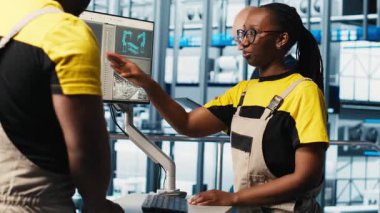 Sanayi 4.0 güneş panelleri fabrika mühendisleri güneş enerjisi sistemleri prototiplerini geliştirmek için birlikte çalışırlar. Takım çalışması fotovoltaik zeki fabrika araştırmacıları yeni PV materyalleri, kamera A 'yı tartıştılar.