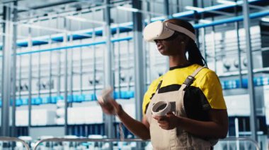 Photovoltaics akıllı fabrika teknisyeni VR kulaklık kullanarak hasarlı IOT sensörlerini tamir ediyor. Sanal gerçeklik kullanan 4.0 güneş paneli mühendisi hata buluyor ve devre dışı kalıyor. Kamera A