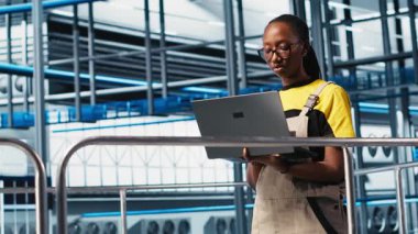 Sistem performans ölçümlerine bakan akıllı fotovoltaik mühendislik ekibi. Takım çalışması güneş panelleri enerji üretimini IoT sensörleri ve kamera A üzerinden takip eden iş arkadaşları.