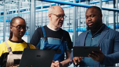 Akıllı fabrika ekip lideri ve meslektaşları otomatik iş akışlarını ve kontrol sistemlerini uygulayarak manüel işlemleri bilgisayara geçiriyorlar. İş arkadaşları sensörleri taşıyıcı bantlara entegre ediyor, kamera A