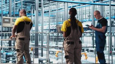 Akıllı fabrikada çalışan mühendislik ekibi veri toplayıp analiz ediyor. Endüstri 4.0 endüstriyel tesiste izleme yazılımı kullanan takım arkadaşları gelişmiş sensörlerle donatılmış, kamera A