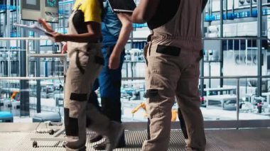 Fotovoltaik akıllı fabrika teknisyeni bilgisayar yazılımı kullanarak hasarlı IoT sensörlerini tamir ediyor. Endüstri 4.0 güneş panelleri, dizüstü bilgisayarı kullanarak bitki uzmanı hata bulun ve çalışma süresini azaltın, kamera A