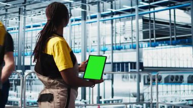 Akıllı fabrika mühendisi otomatik iş akışlarını yeşil ekran tableti kullanarak, elle işlemleri bilgisayara geçirir. Teknisyen sensörleri kroma anahtar cihazı, kamera A kullanarak üretim hatlarına entegre eder.