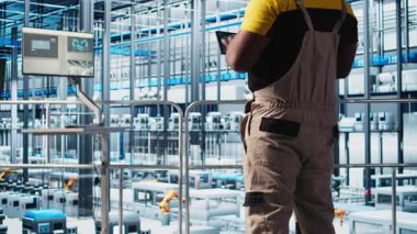 Fotovoltaik akıllı fabrika mühendisi CAD programında üretim hatları tasarlamak için tablet kullanır. Sanayi 4.0 güneş panelleri fabrika işçisi, yer planlarını optimize etmek için aygıt kullanır. Kamera A