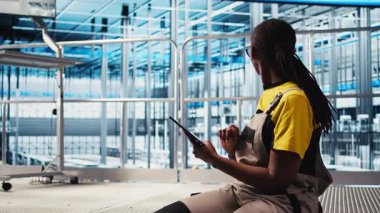 Endüstri 4.0 endüstriyel fabrika uzmanı tablet kullanarak otomatikleştirilmiş makineleri kontrol ederek iş akışının devamlılığını sağlıyor. Akıllı fabrika çalışanı, robot silah ve taşıma bantlarını cihaz, kamera A ile yönetiyor.