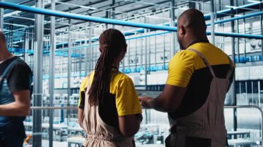 Takım çalışması zeki fabrika meslektaşları beyin fırtınası yapıyor, otomasyon ekipmanları programlıyor. Endüstri 4.0 fabrika çalışanları CAD yazılımı, kamera A kullanarak robot makineler tasarlamak için birlikte çalışıyorlar.